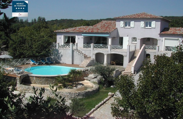 Gîte du "Ranc de Figère" à Labeaume. Location pour 9 personnes avec piscine.