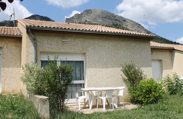 Gite + terrasse 4 personnes, Drôme Provençale, petits commerces au village