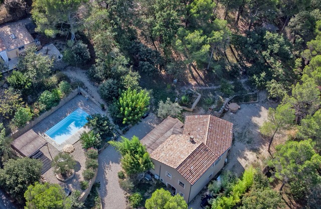 Gîte avec Clim et piscine chauffée, 1 km de Faucon