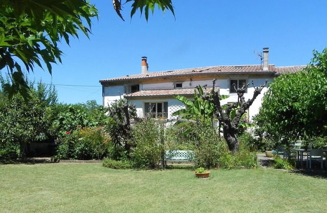 Gîte jardin entièrement rénové, tout confort, très calme.