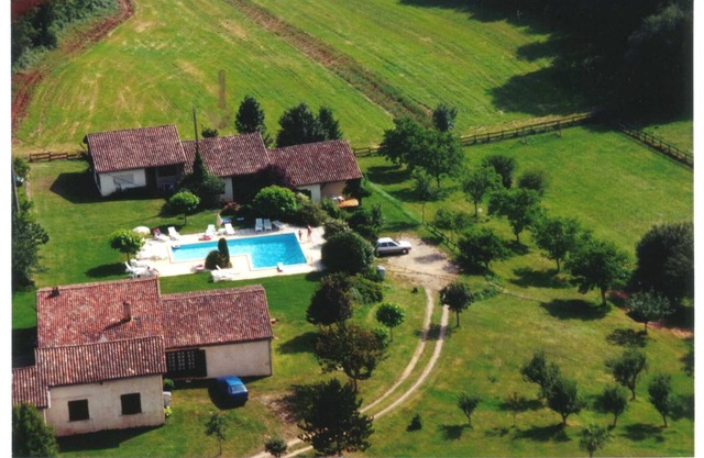Gîte avec grande piscine, aire de jeux, espace vert.