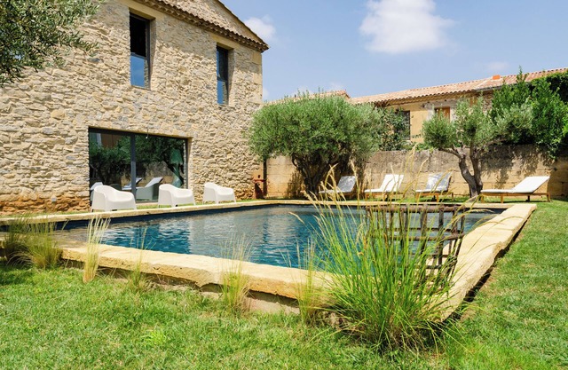 Gîte with swimming pool 15 minutes from Pont-du-Gard and Nîmes