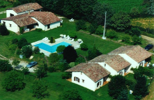 Gîte with swimming pool, playground, green space.