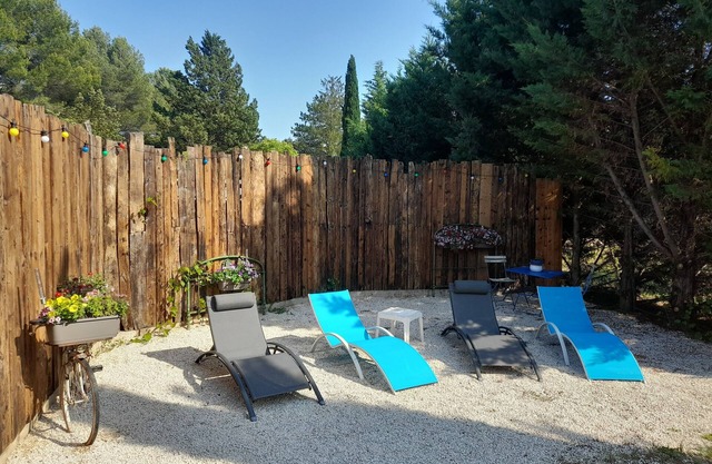 Gîte avec piscine à la campagne,prés d'Aix en Prv,animaux de compagnie acceptés.