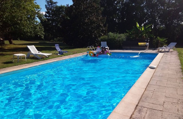Gîte avec piscine et climatisation au bord du Lot