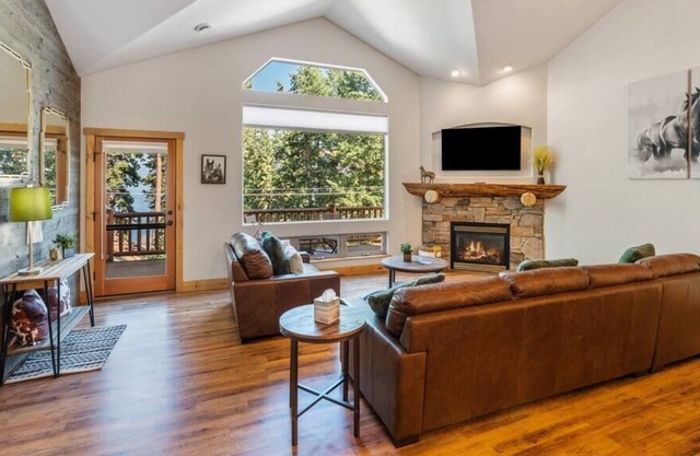 Glacier Getaway | Lakeside Views | Sleeps 8