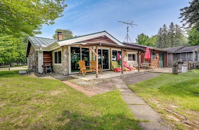 Gladwin Lakefront Cottage w/ Deck, Grill!