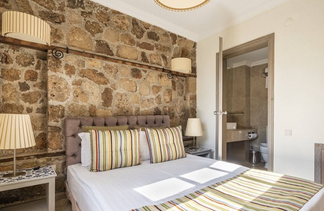 Glamorous Flat with Jacuzzi near Hadrian's Gate