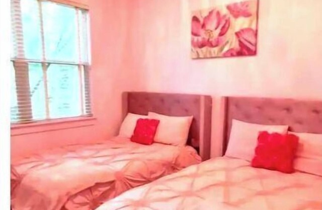 Glamorous “Pink & Perfect” Midtown/ FREE Parking