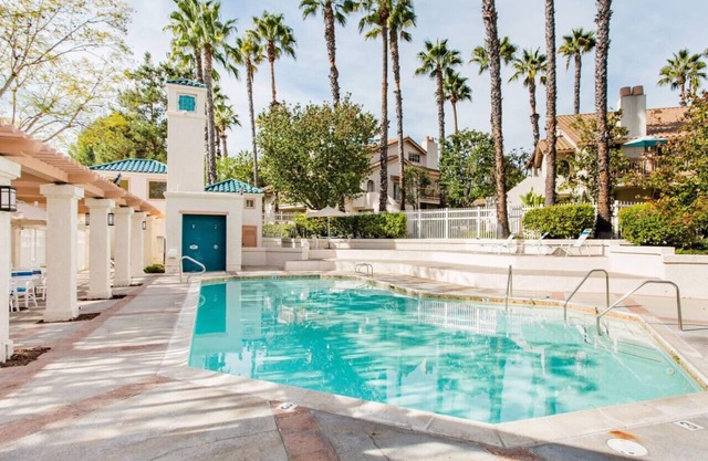 Superbe remodelage flambant neuf avec spa, piscine, garage, parc de 5 acres, sentiers, restaurants