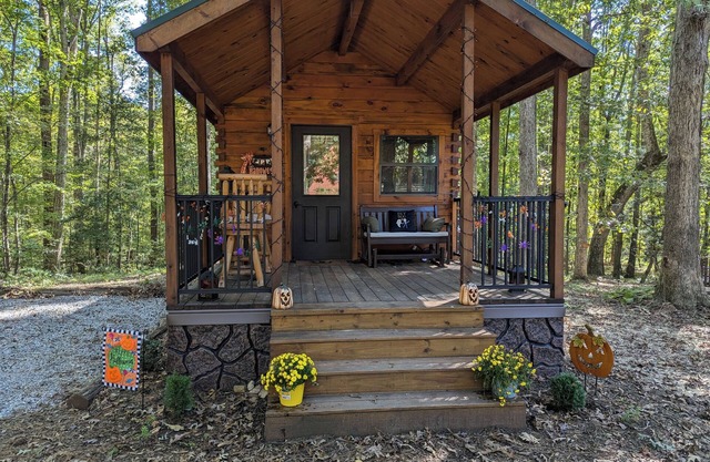 Glamping at Tiny House! Perfect Romantic Cabin Getaway on Horse Farm