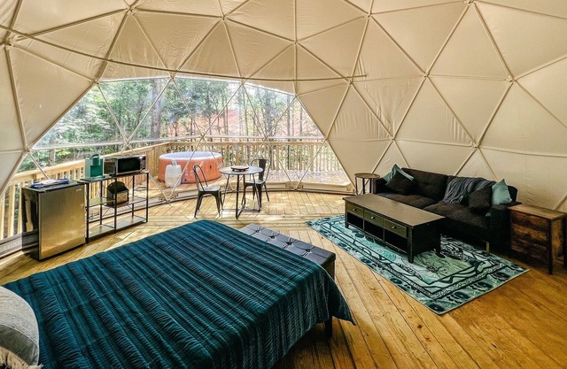 Glamping forest dome with hot tub in NC