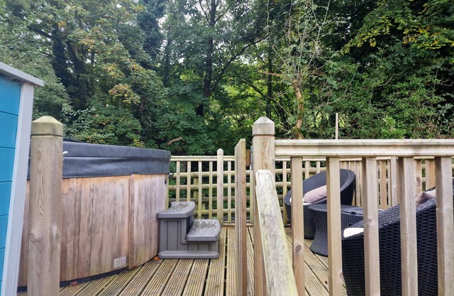 Glamping Hut - Riverside 2