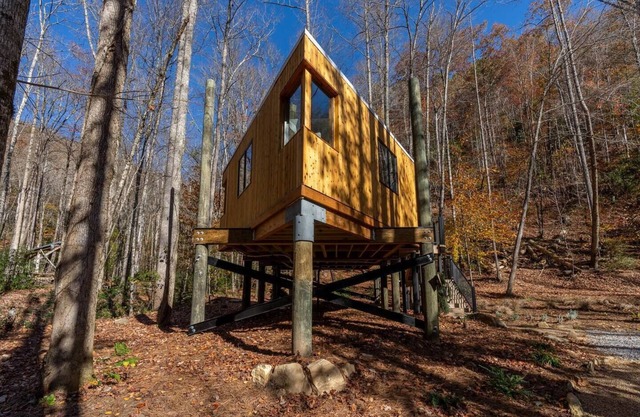 Glamping in Brevard - Blue Ghost Treehouse