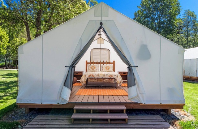 Glamping Tent with Partial Ocean Views - 1 min walk to beach!