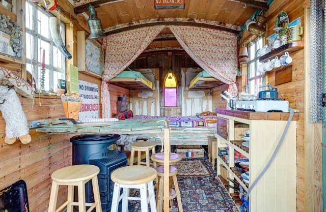 Glamping Wagon - 1 x Double Bed, 2 x Single Bed