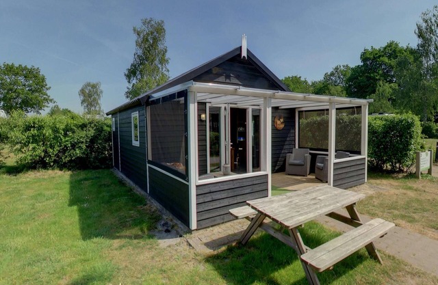 Lodge de tente avec terrasse couverte