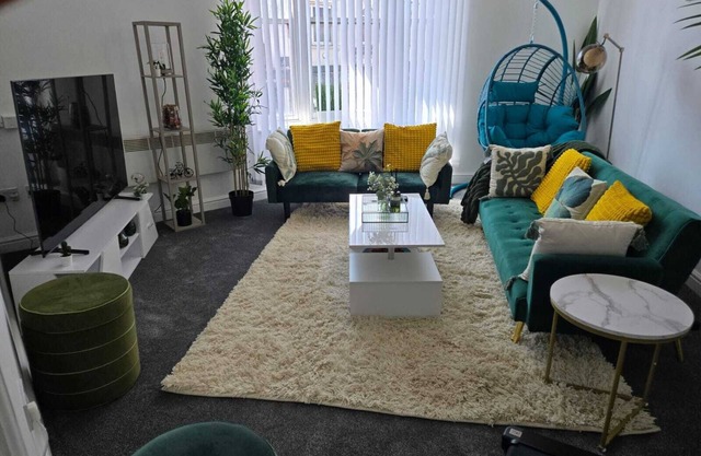 Glams luxury stylish apartment nminute walk to west park&the city center outlet.