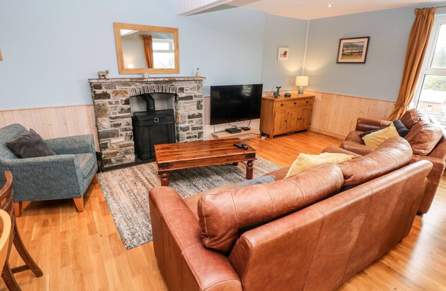 GLAN Y MOR, pet friendly, country holiday cottage in St Davids
