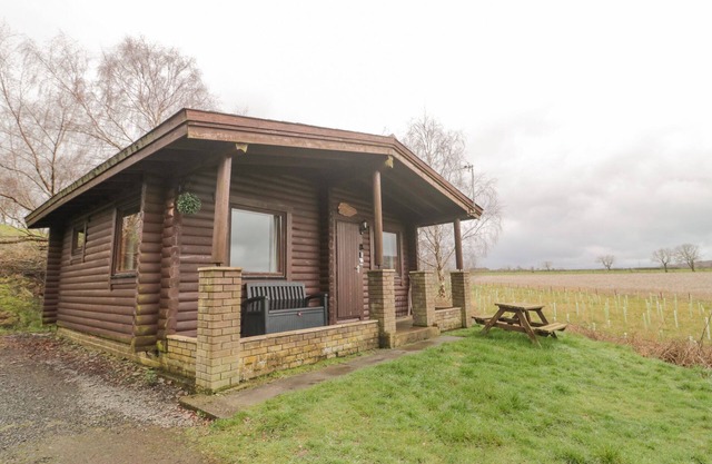 GLANTON, pet friendly, character holiday cottage in Longframlington
