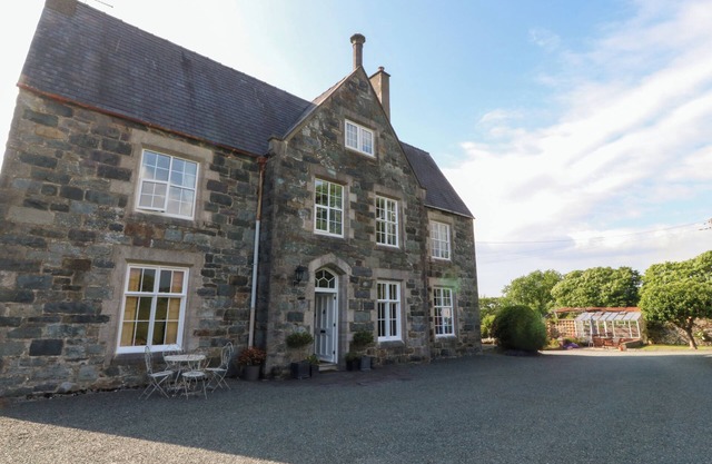 GLASFRYN, family friendly, with open fire in Llandwrog