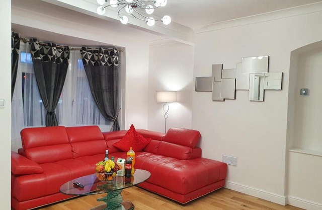 Glasgow Comfortable and Modern 3 Bedroom Mid Terraced Villa