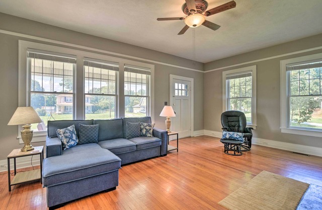 Glasgow Home w/ Porch: Close to Lake & Caves!