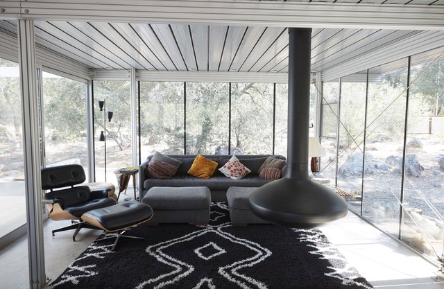 Maison de verre, avec rivière, ciel nocturne et vie privée Que pouvez-vous demander de plus?