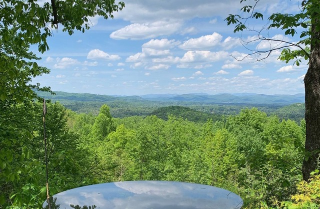 MAISON DE VERRE MONTRE HENDERSONVILLE ALLUME COMME UN DIAMANT LA NUIT
