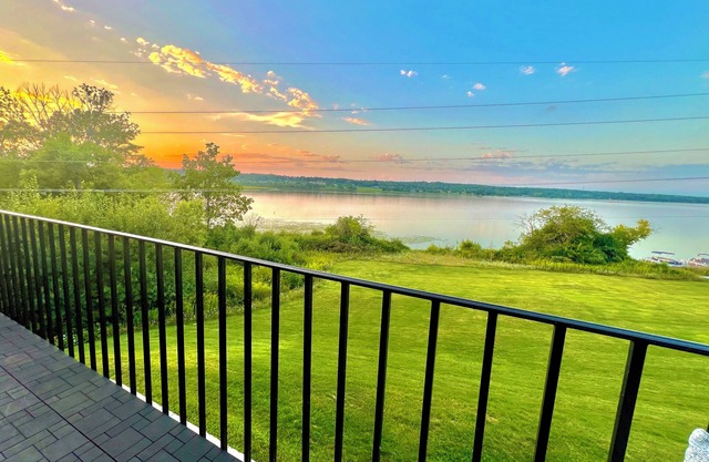 Glass Vista: Modern 2BR Condo, Stunning Views, Ideal Getaway