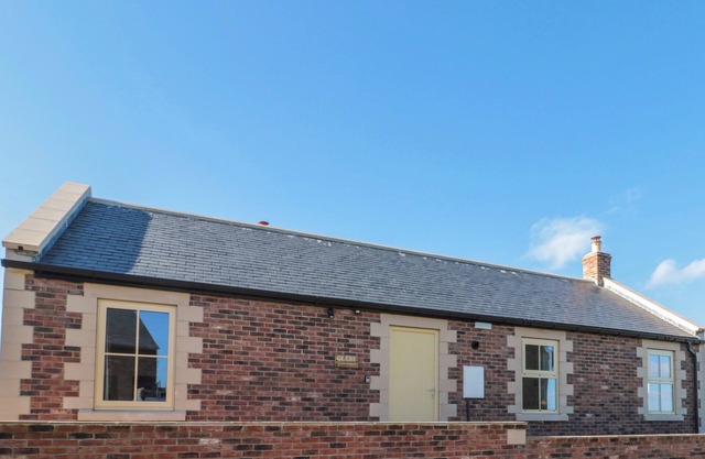 GLEBE COTTAGE, with pool in Embleton