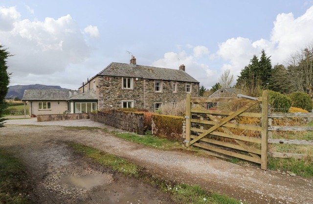 GLEN COTTAGE, pet friendly, with open fire in Keswick