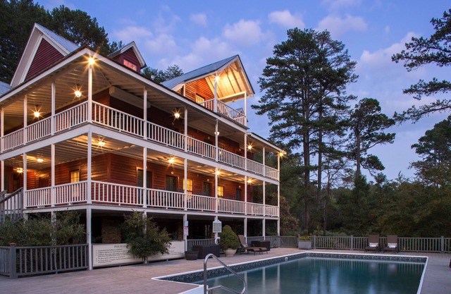 Glen-Ella Springs Hotel & Restaurant
