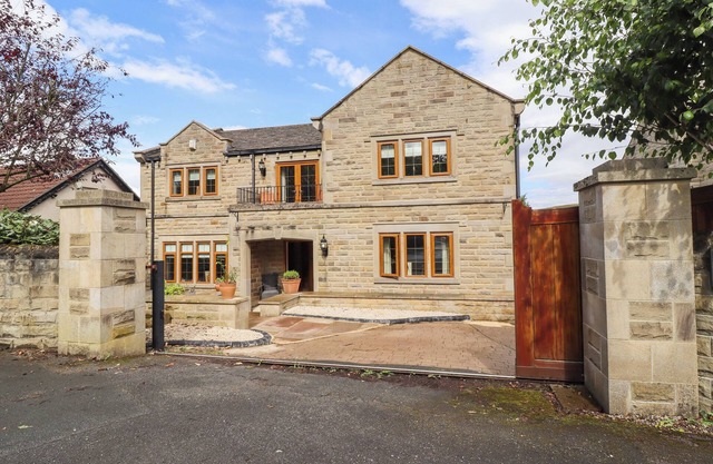 GLEN HOUSE, pet friendly, with hot tub in Eldwick