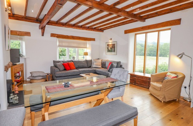 GLEN VIEW COTTAGE, family friendly, with a garden in Grasmere