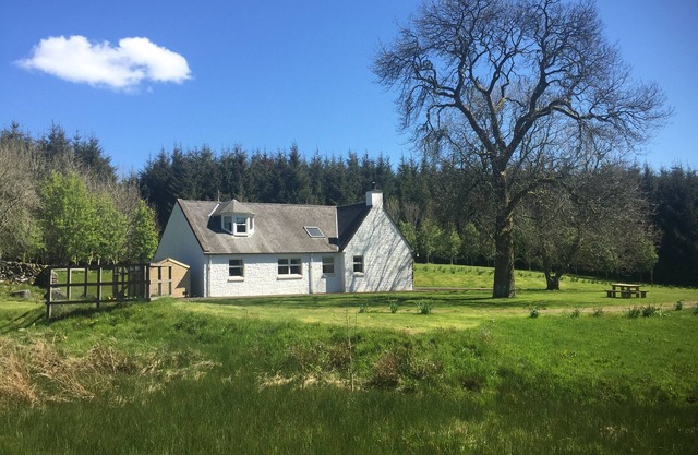 GLEN VIEW, pet friendly, character holiday cottage in Dumfries
