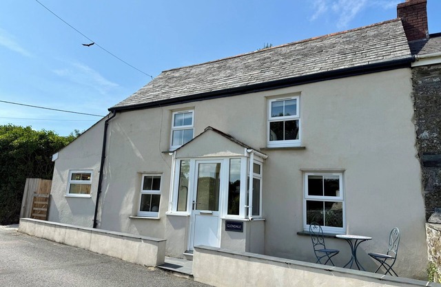 GLENDALE, pet friendly, character holiday cottage in Port Isaac