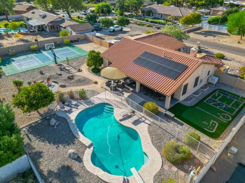 Glendale Retreat -pickleball+pool+9-hole mini golf