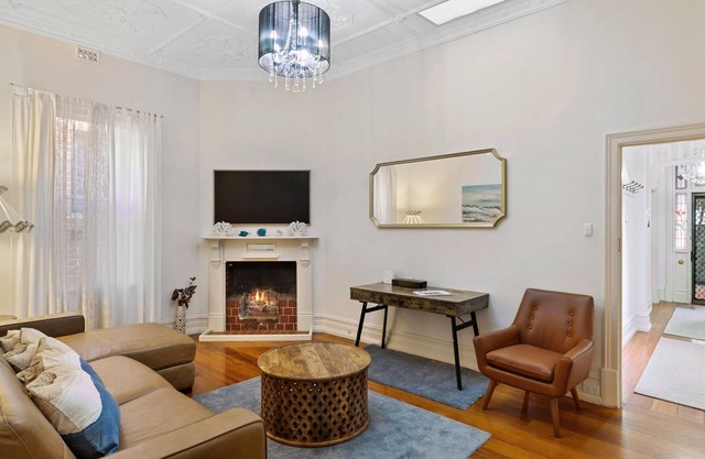 Belle Escapes - Glenelg Cottage by the Marina
