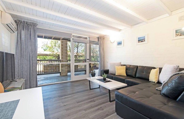 Glenelg Getaway - 2BR + Parking