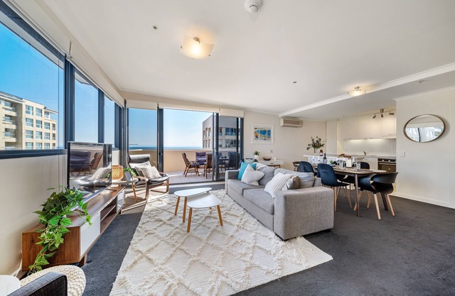 Glenelg Seaview Penthouse: Perfect for your next getaway!!