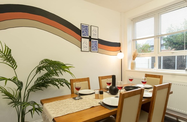 Glenfield House - Lovely 4 bedroom house with on street parking in Leicester