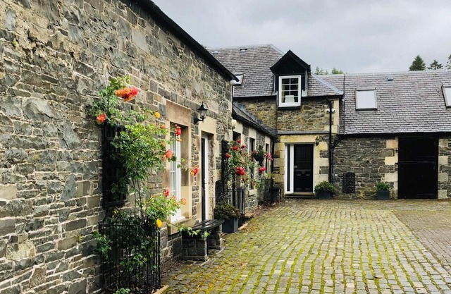 Glenheurie Cottage - a cottage that sleeps 7 guests in 3 bedrooms