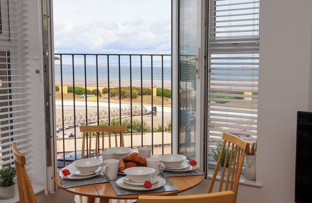 GLENHOLME APARTMENT 3, pet friendly in Redcar