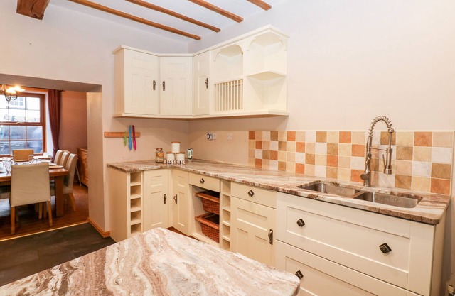 GLENWOOD HOUSE, pet friendly, character holiday cottage in Brough