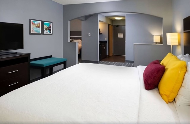 Glenwood Springs Welcomes You! Free Parking, Free Breakfast, Pets Allowed!
