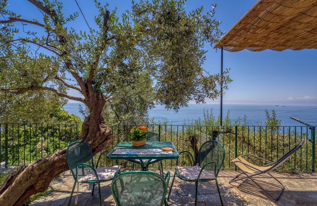 Gli Ulivi Home apartamento de dos habitaciones frente al mar con terraza en el piso y piscina