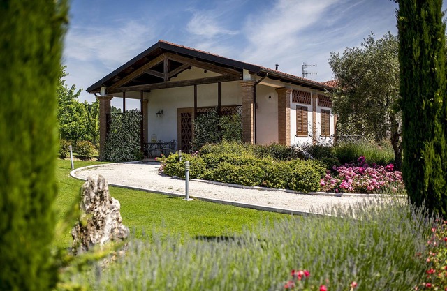 Appartement Glicine dans ferme avec jardin et piscine