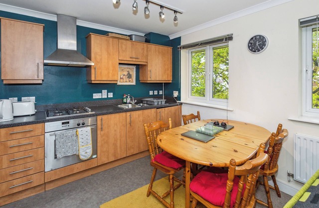 Global Boutique Hatfield 2 bed apartment with WIFI Free Parking Near Station