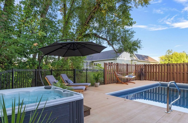 Glorious Getaway Retreat w/ Hot Tub & Pizza Oven!